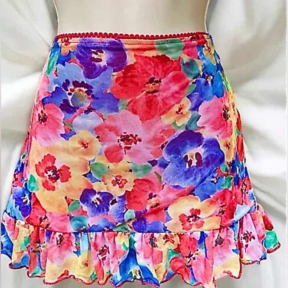 Size Small………..Colorful Elastic Waist Slip On Mini Skirt.‎ New…..Current Mood